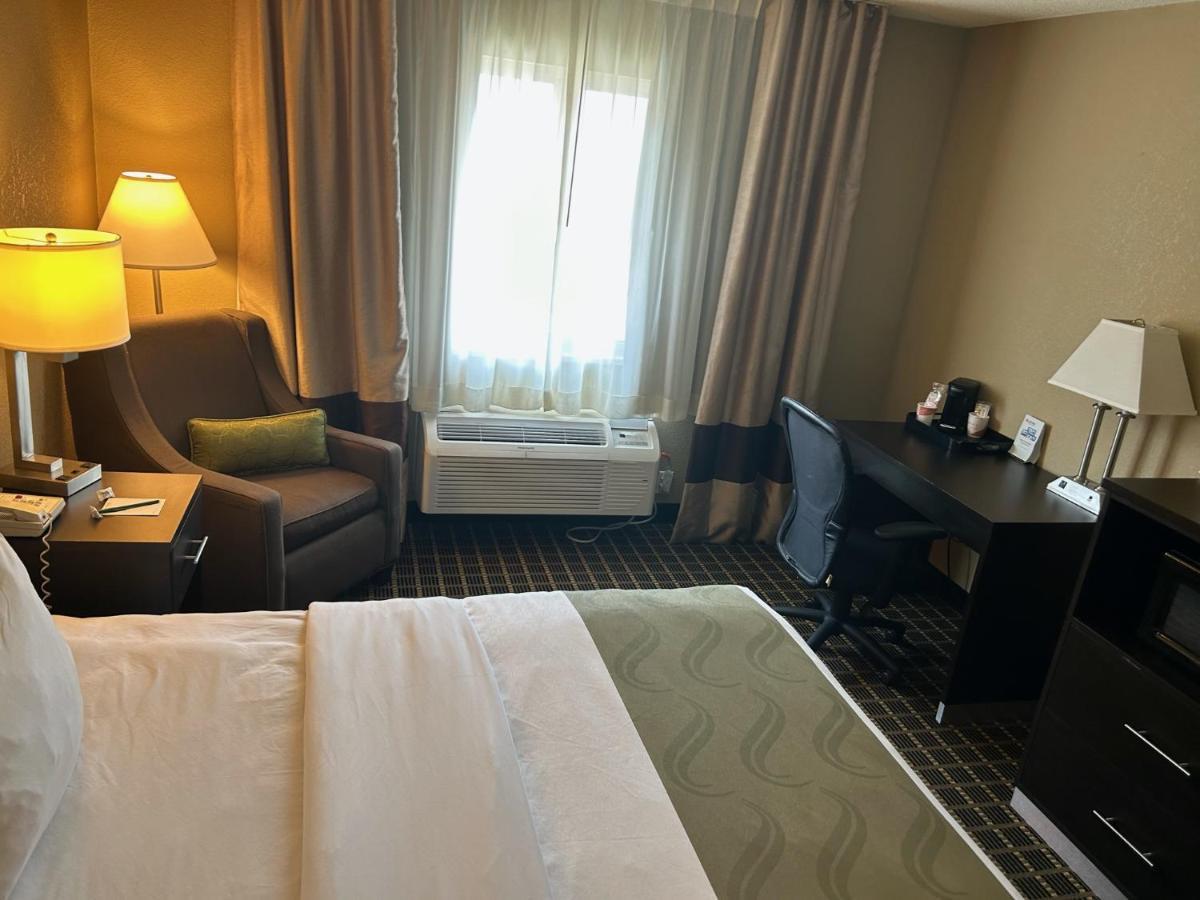 Quality Inn & Suites Bradford Esterno foto