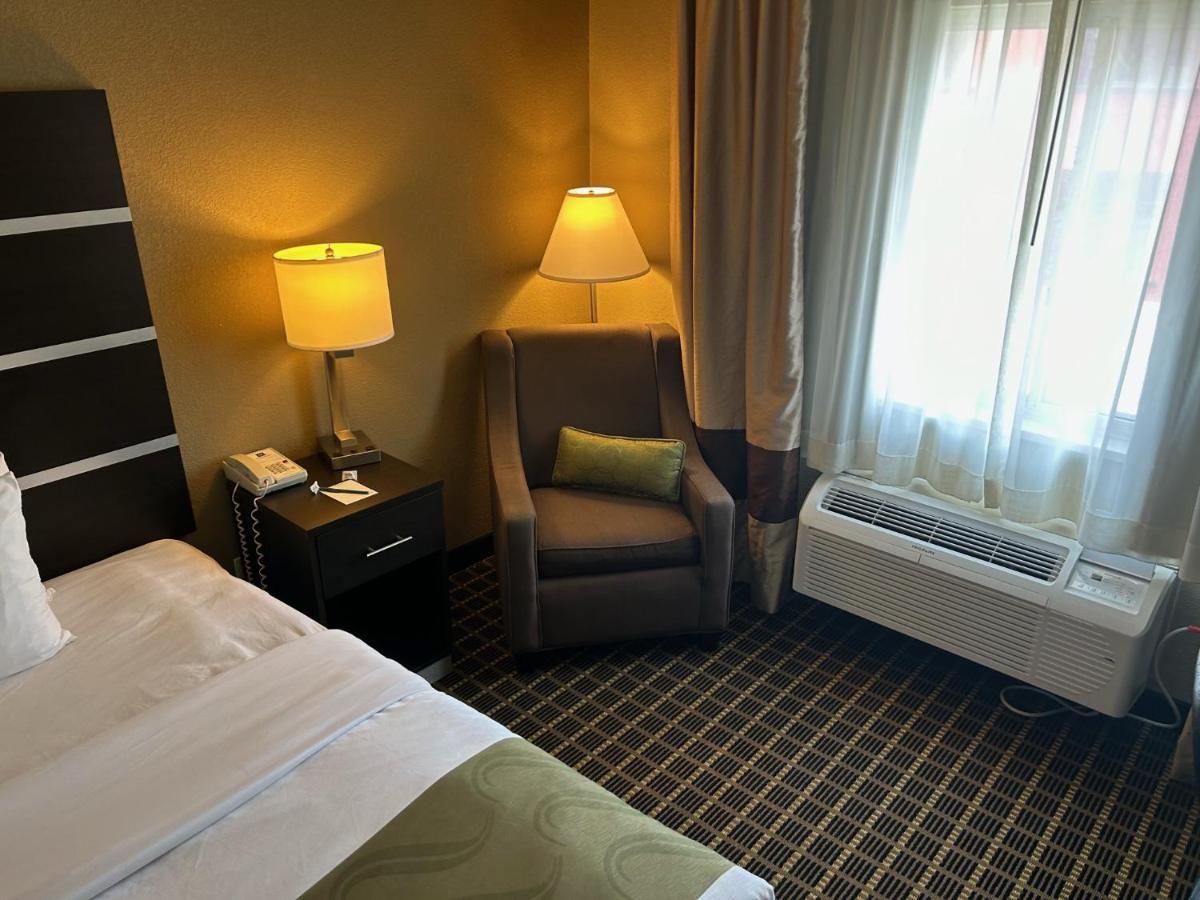 Quality Inn & Suites Bradford Esterno foto