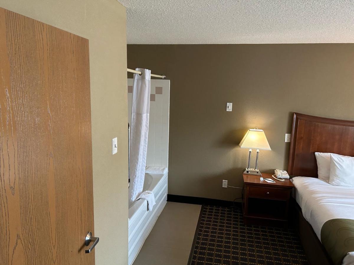 Quality Inn & Suites Bradford Esterno foto