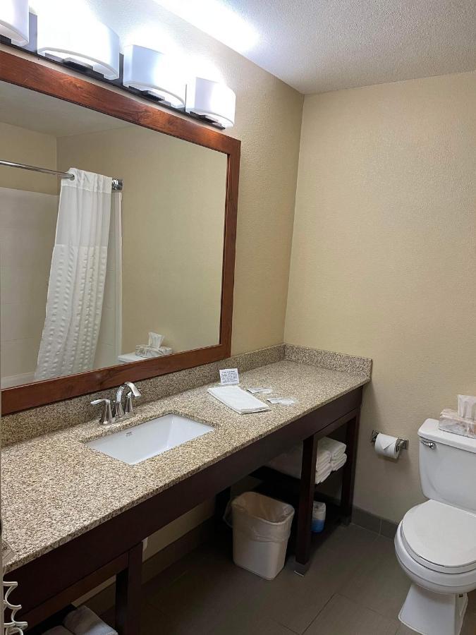 Quality Inn & Suites Bradford Esterno foto