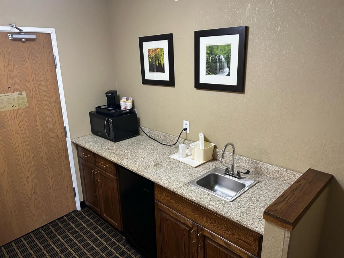 Quality Inn & Suites Bradford Esterno foto