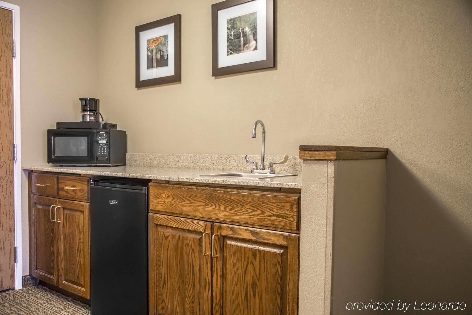 Quality Inn & Suites Bradford Esterno foto
